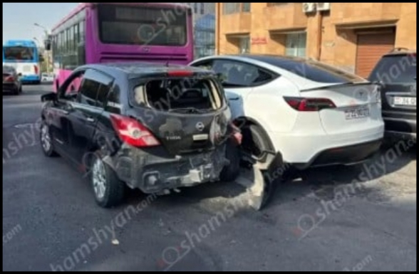 Ազատության պողոտայում՝ «Զովք» սուպերմարկետի մոտ, բախվել են Tesla-ն, Nissan-ն ու թիվ 10 երթուղու ավտոբուսը